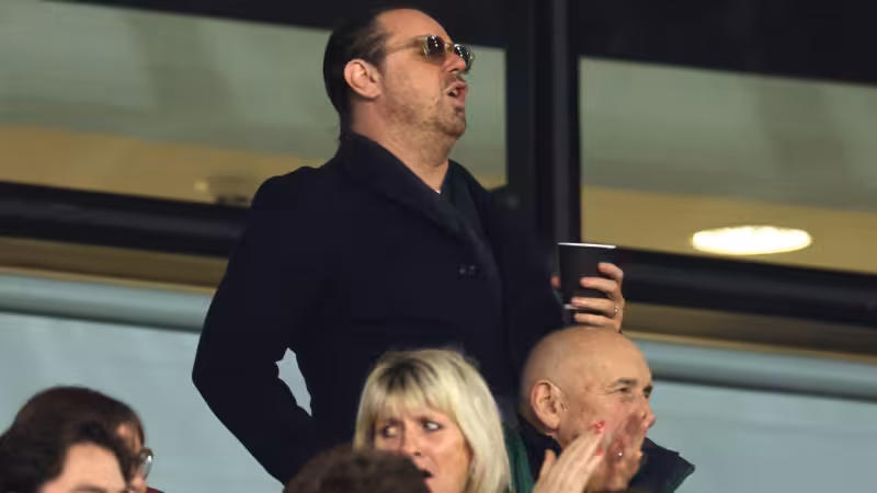 VIDEO: Danny Dyer joins in with X-rated West Ham fan chant about his daughter Dani before watching son-in-law Jarrod Bowen miss penalty in FA Cup shootout loss to Leeds | Goal.com