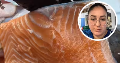 Noelia explains how to buy salmon at a Málaga fish market