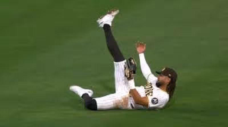 Tatis gets first career start at 2B, helps lead Padres to win