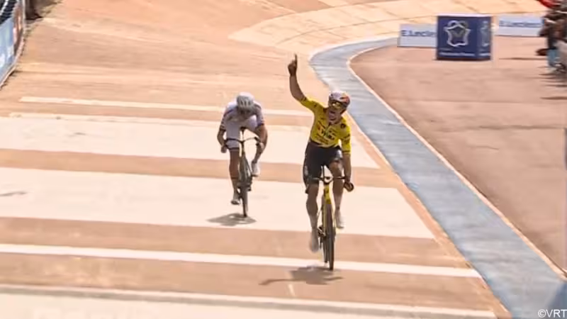 Wout van Aert bevrijdt zichzelf bij de kans van zijn leven en wint met Parijs-Roubaix eindelijk zijn kasseimonument | sporza