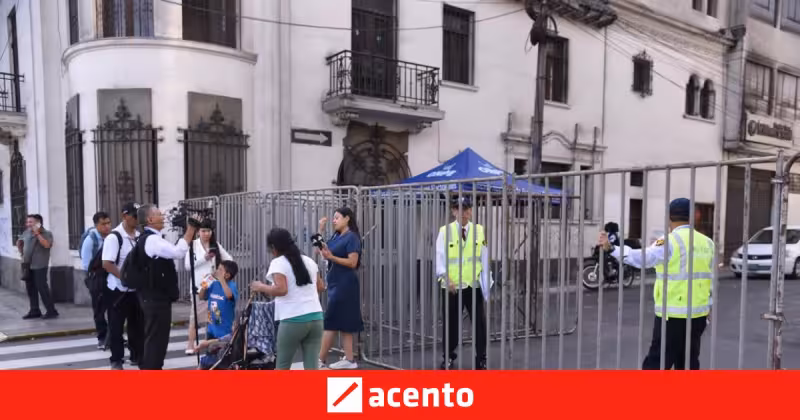Agentes y fiscales ingresan al ente electoral de Perú por incidentes que dejaron sin votar a 63 mil personas