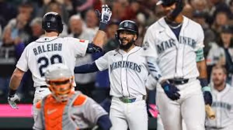 Andrés Muñoz closes Mariners’ 8-7 comeback win over Astros