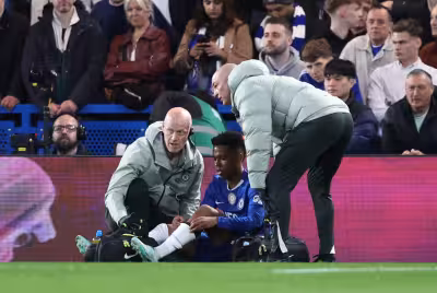 Estêvão leaves Chelsea match in pain after first-half slip at Stamford Bridge