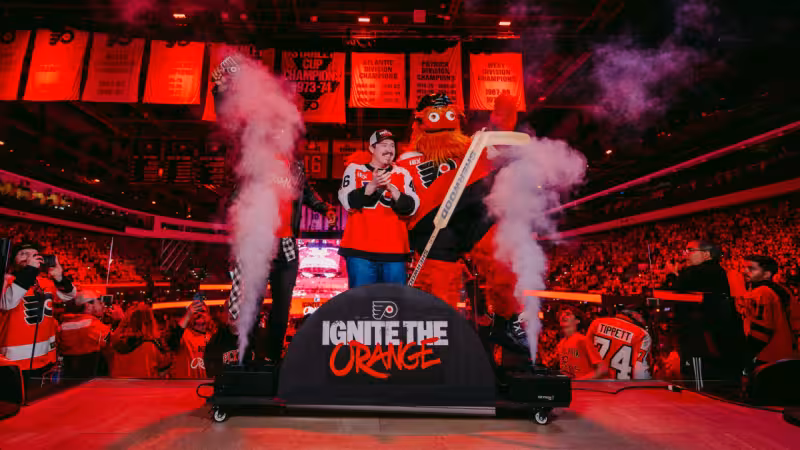 Shane Gillis ‘ignites the orange’ before Game 3 | NHL.com