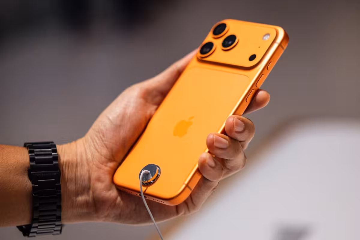 Ios 26.4.2 fixes Signal-linked iPhone flaw Apple urged users to patch