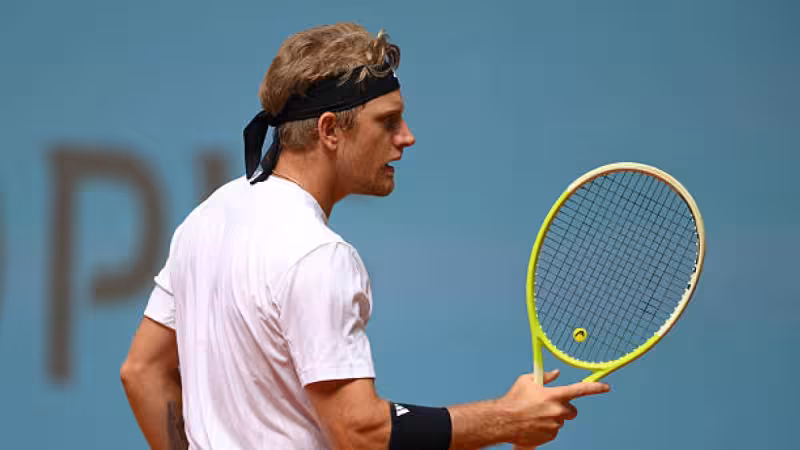 Davidovich returns through the main door and easily defeats Carreño