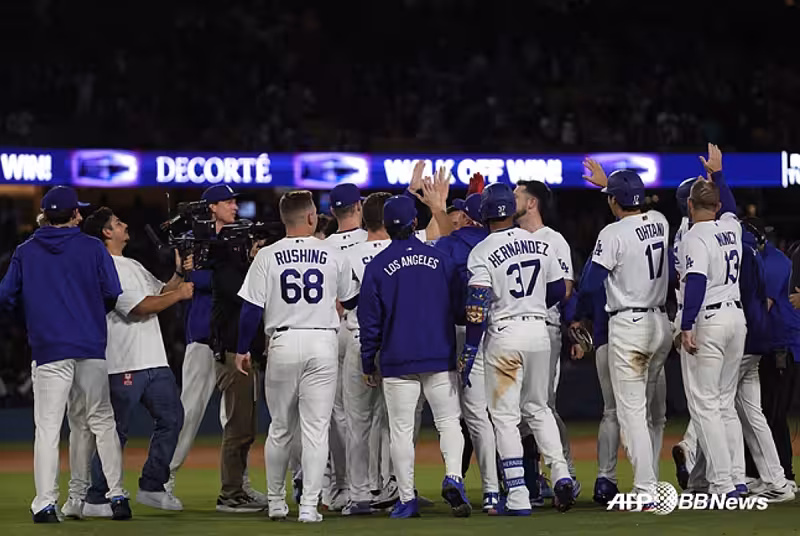 Kim Hye-seong, the day he received the World Series ring → fatal error! Dodgers surge to three-game sweep with dramatic 9th-inning comeback