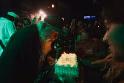 John Daly pulls kid from crowd for viral putt at Regions Tradition