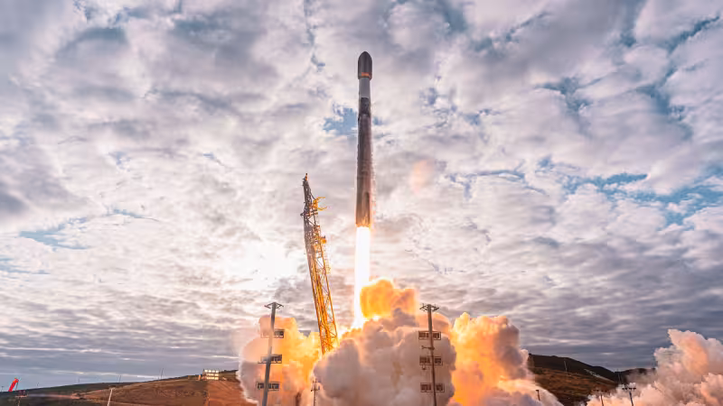 SpaceX launches its 50th mission of the year, sends 25 Starlink satellites to orbit (video)