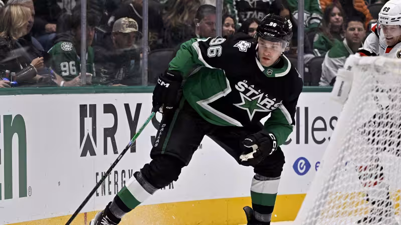 Stars' Mikko Rantanen heads to locker room after Marcus Foligno incident