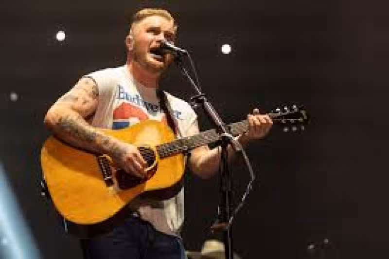 Country music star makes fun of ‘Karen’ fans for complaining about show ending early