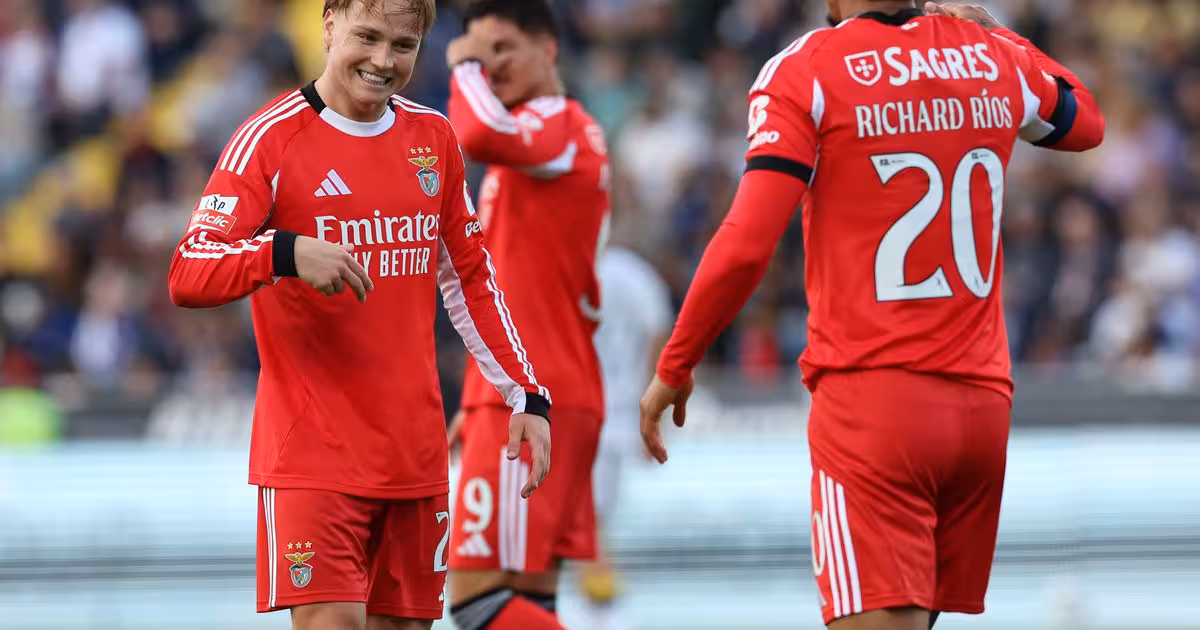 Famalicão - Benfica: Schjelderup e Ríos selam 2-0 antes da expulsão de Otamendi