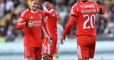 Famalicão - Benfica: Schjelderup e Ríos selam 2-0 antes da expulsão de Otamendi