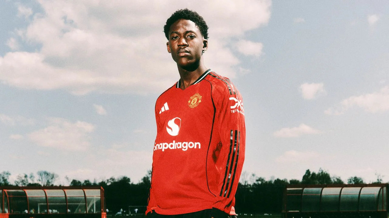 Kobbie Mainoo signs new deal as Manchester United plan midfield changes