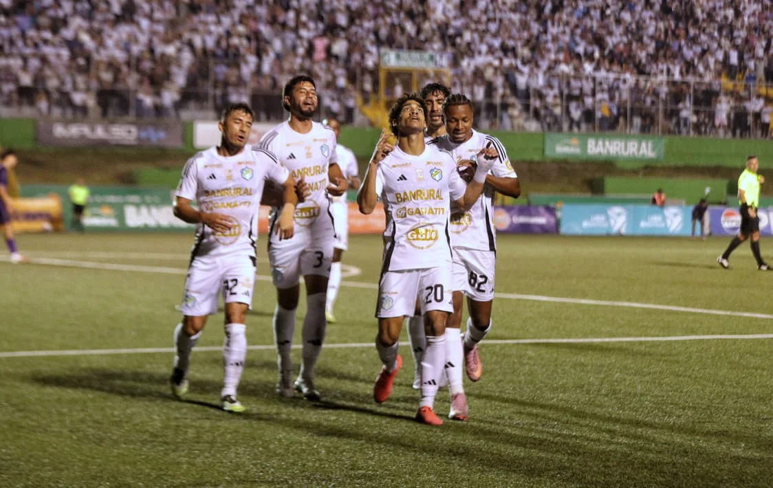 Xelajú Mc - Marquense: Comunicaciones elimina a Antigua y espera rival