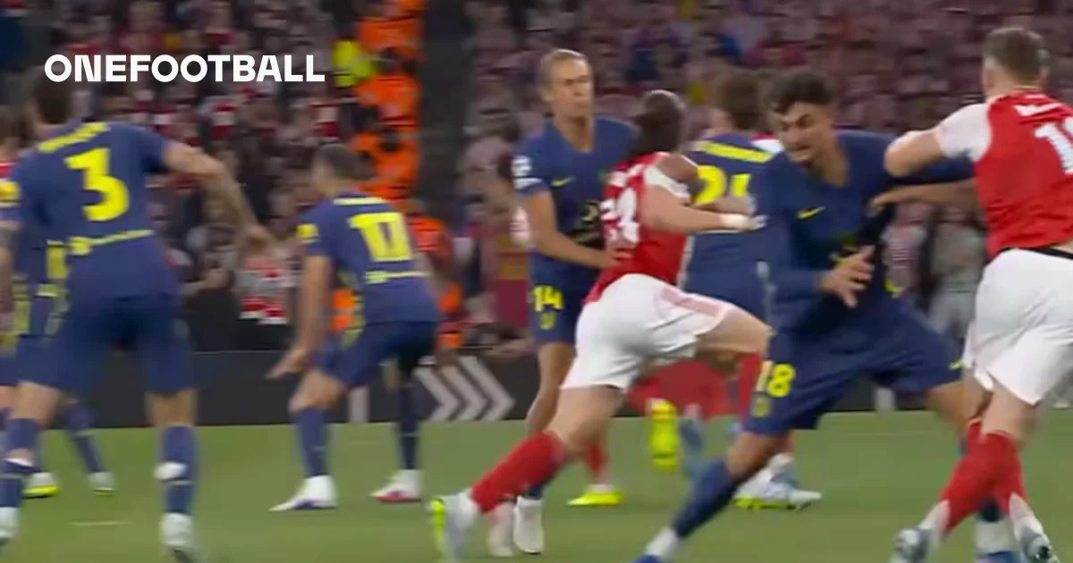Marcos Llorente grab in box sparks first controversy in Arsenal-Atlético