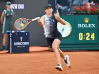Osaka, Swiatek set for Rome rematch after straight-set wins